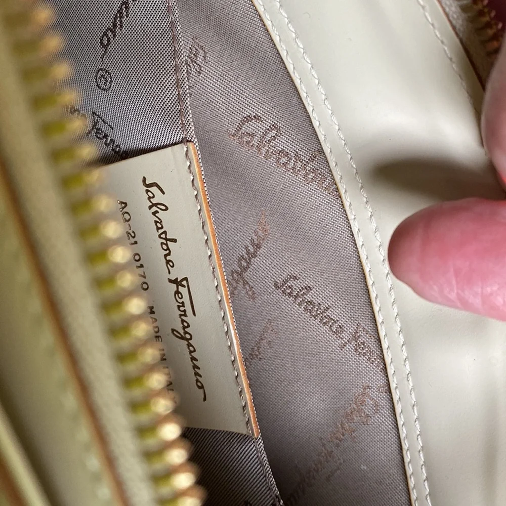 Salvatore Ferragamo cream leather handbag. - Picture 3 of 11